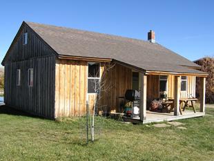 cabin-bunkhouse-310.jpg (15104 bytes)